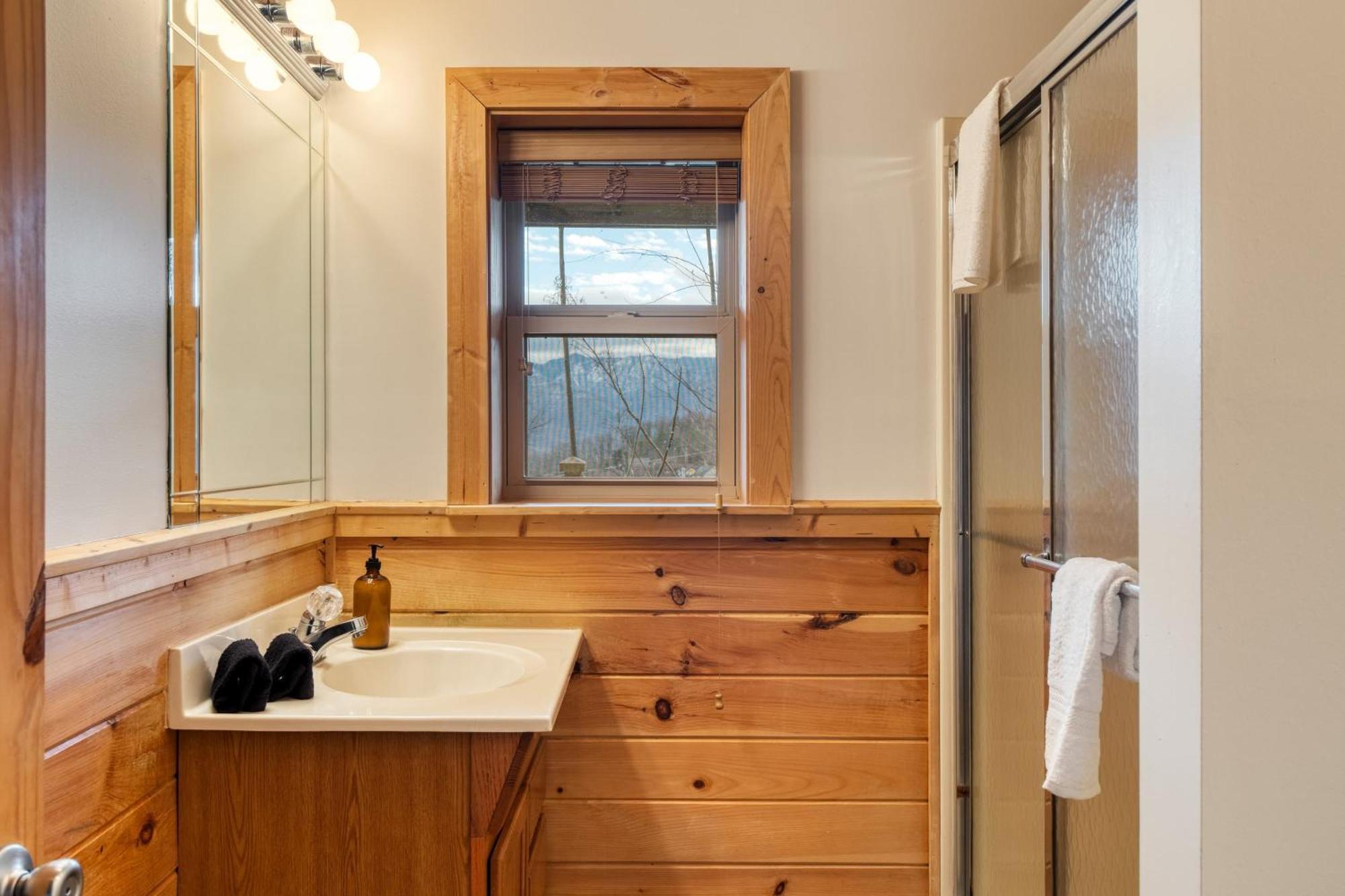 Chestnut By Avantstay Mountain Cabin W Treetop Views Hot Tub Game Room Гатлинбург Экстерьер фото